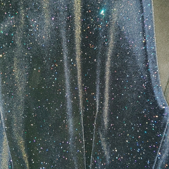 🎄 HOLIDAY VELVET ROMPER 🎄 - Picture 4 of 9